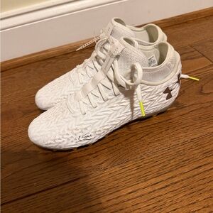 Under Armour White Cleats with Neon Accents M6.5 W8 Brand New